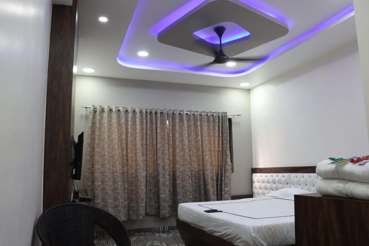 Pawan Executive Tuljapur Bagian luar foto