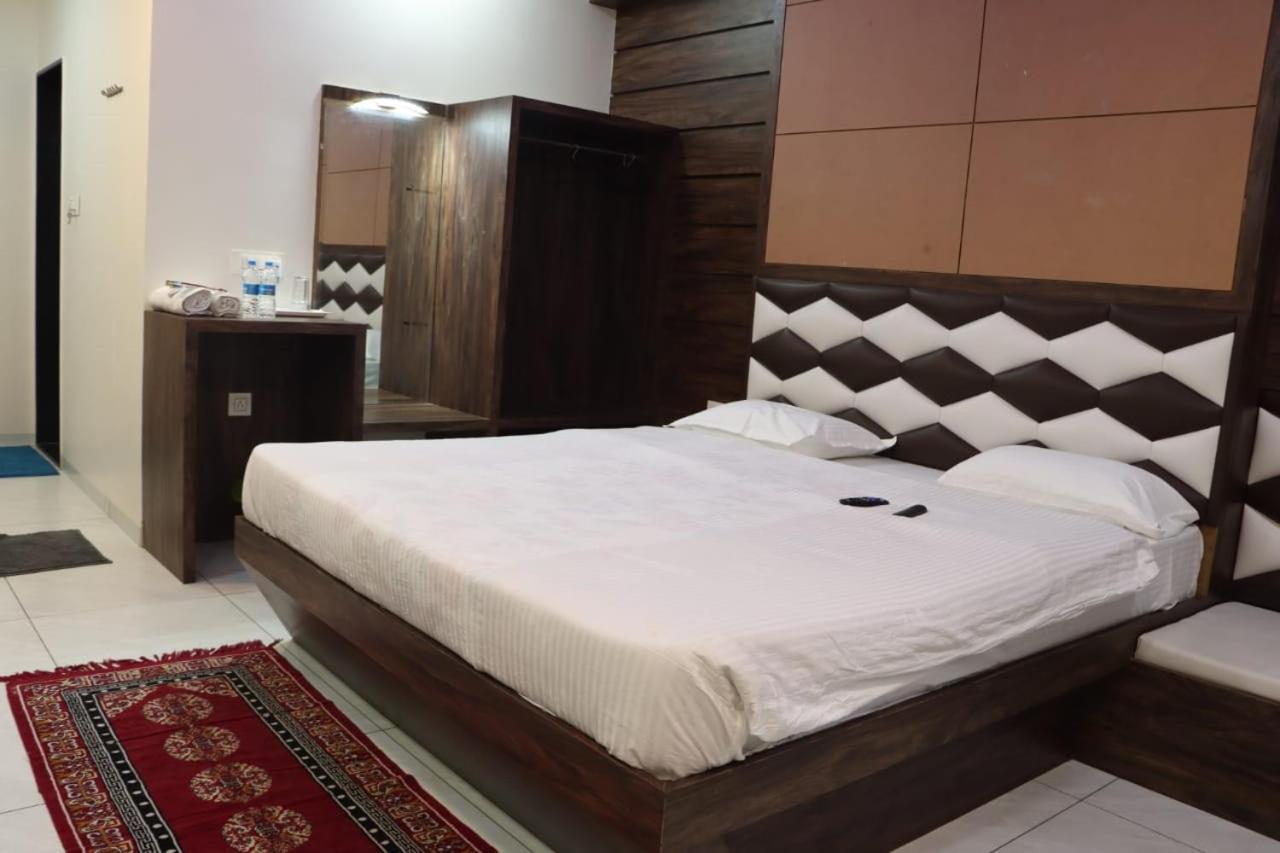 Pawan Executive Tuljapur Bagian luar foto