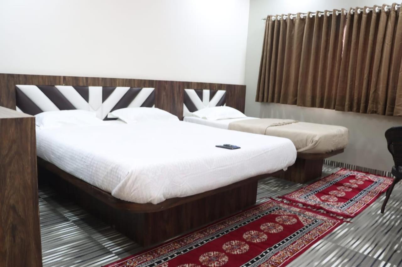 Pawan Executive Tuljapur Bagian luar foto