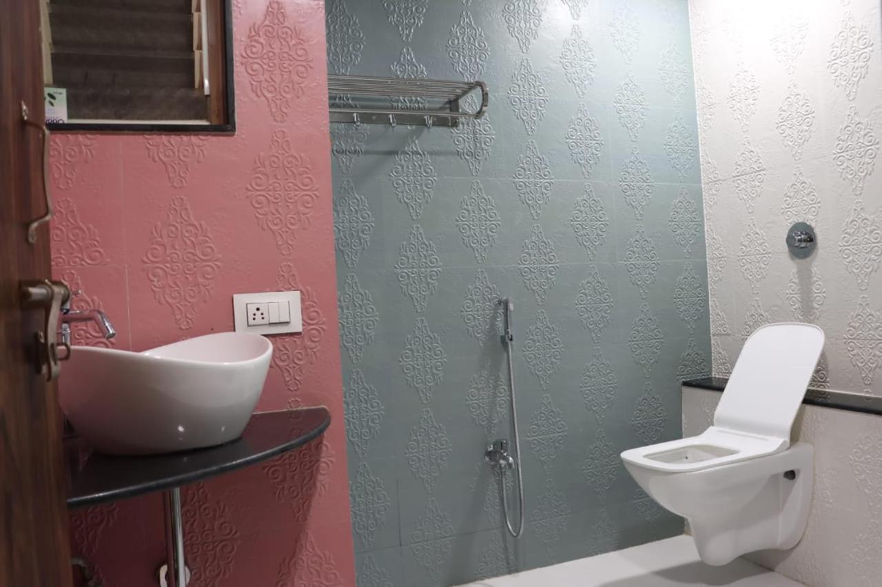 Pawan Executive Tuljapur Bagian luar foto