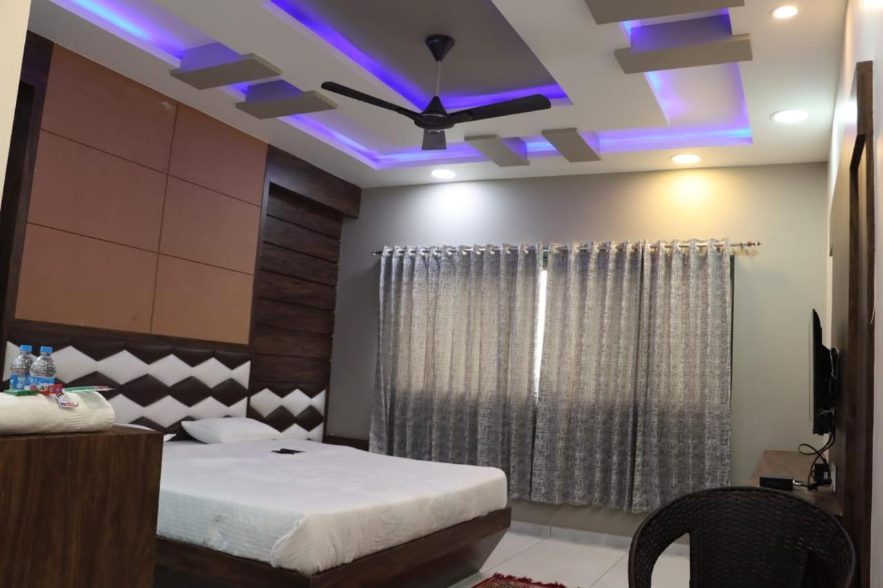 Pawan Executive Tuljapur Bagian luar foto