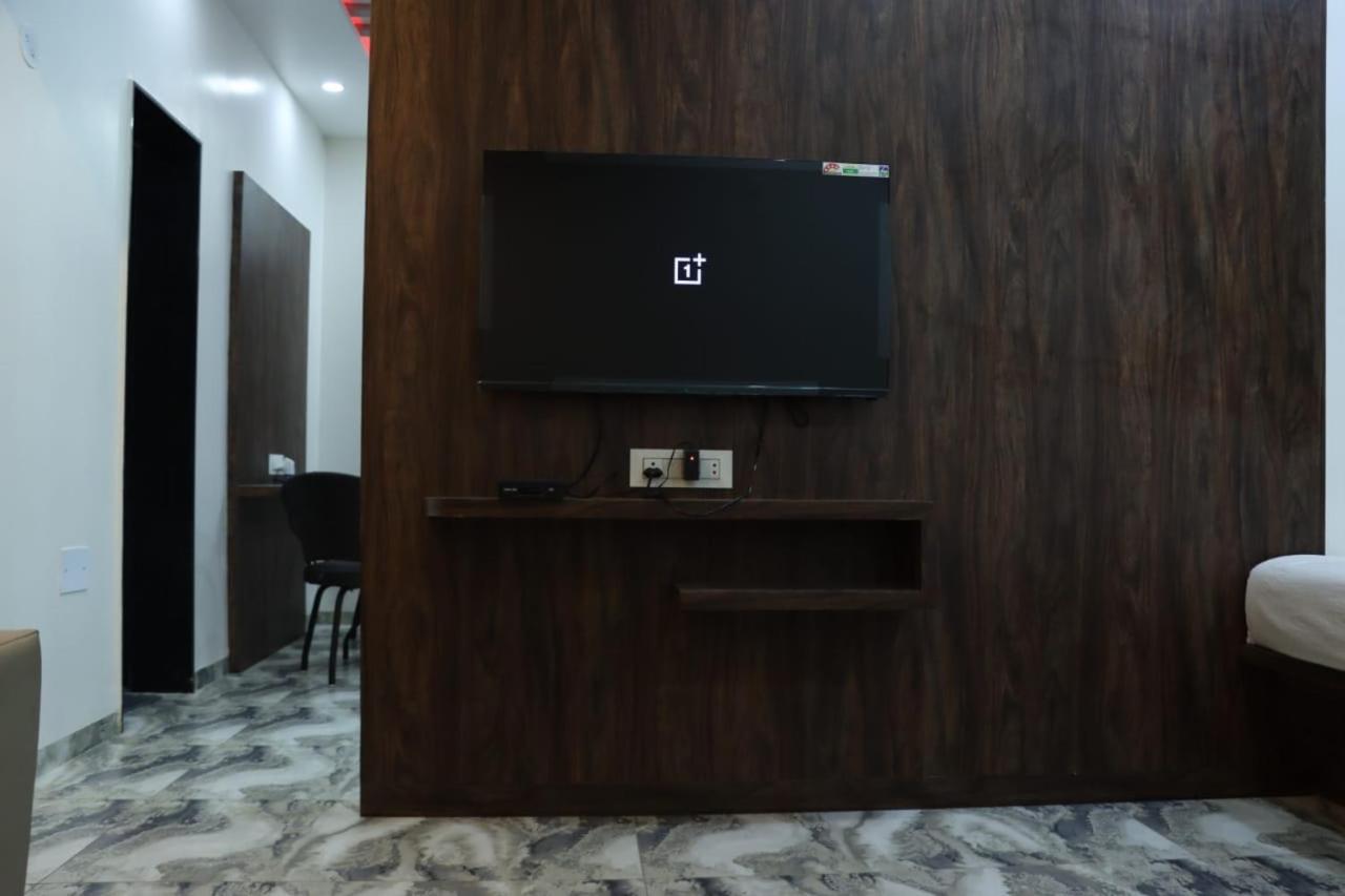 Pawan Executive Tuljapur Bagian luar foto