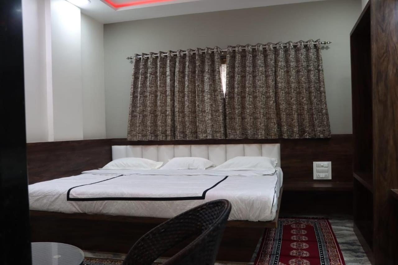 Pawan Executive Tuljapur Bagian luar foto