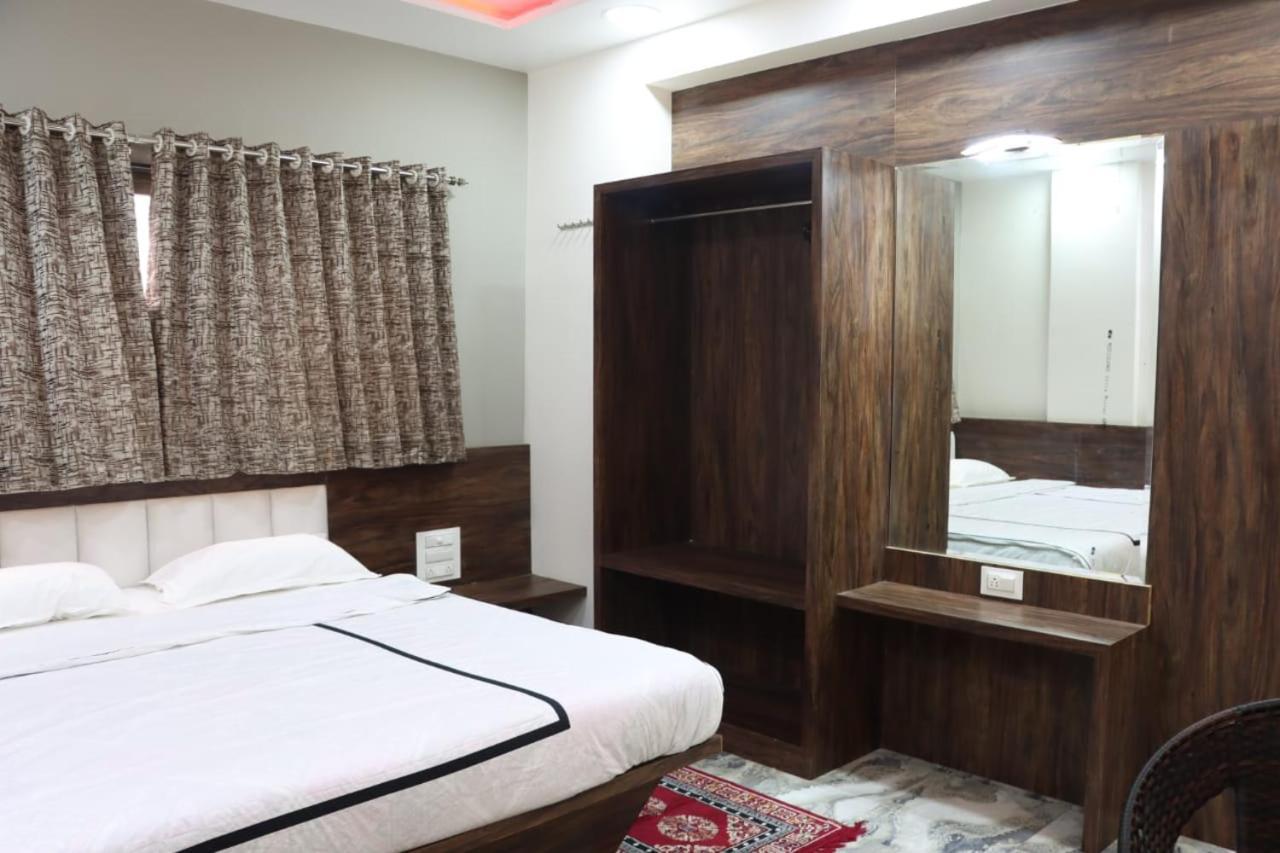 Pawan Executive Tuljapur Bagian luar foto