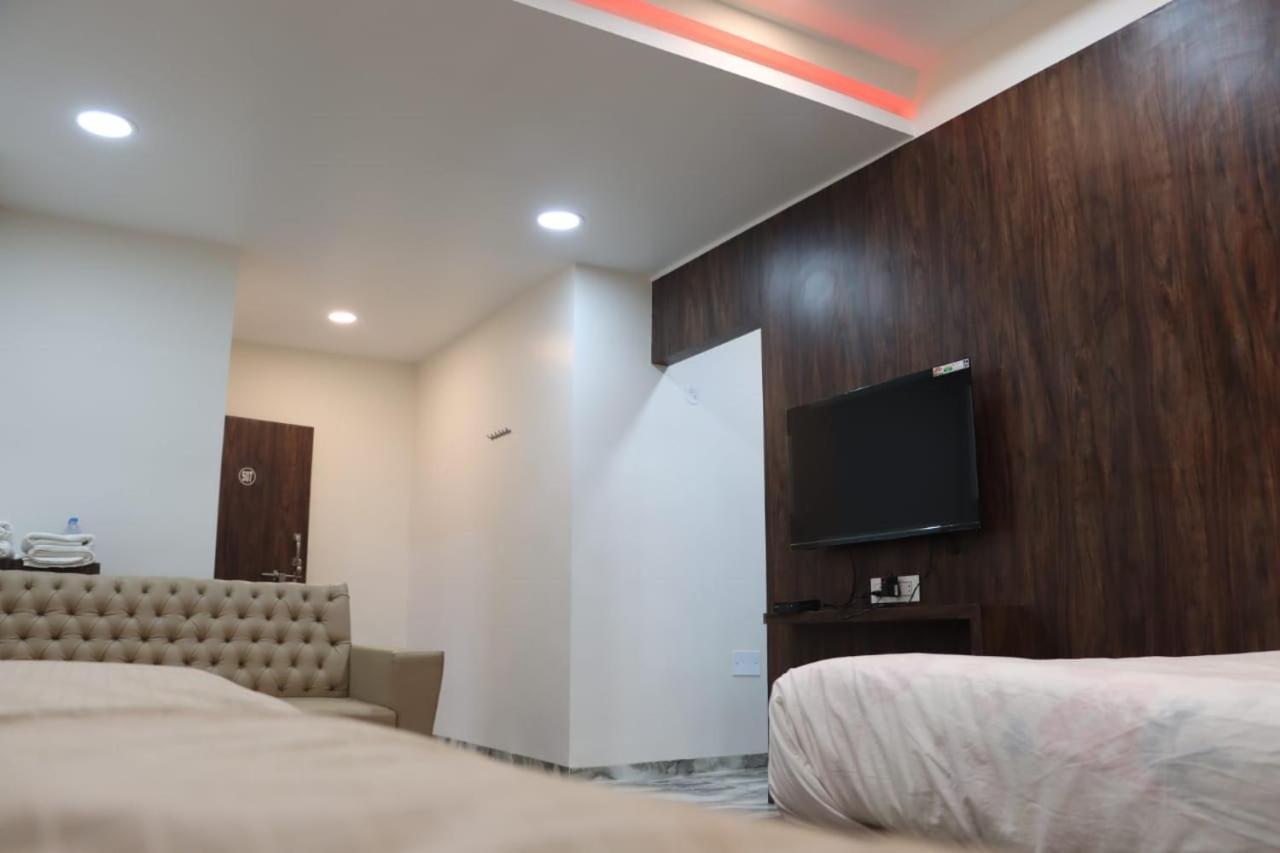 Pawan Executive Tuljapur Bagian luar foto