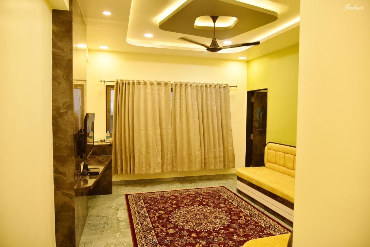 Pawan Executive Tuljapur Bagian luar foto